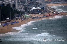 수영금지에 썰렁한 속초해수욕장