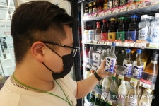 편의점 프리미엄 소주 경쟁에 CU도 합세...김보성 소주 출시