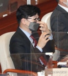 마스크 고쳐 쓰는 한동훈 법무부 장관