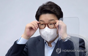 안경 고쳐쓰는 권성동 당 대표 직무대행