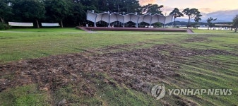 밭고랑처럼 울퉁불퉁 훼손된 경포호수 잔디광장
