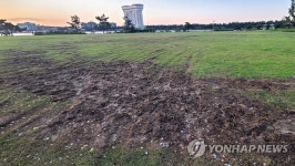 밭고랑처럼 울퉁불퉁 훼손된 경포호수 잔디광장