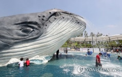 물줄기 뿜어내는 고래 모형 분수