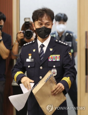 기자회견장 도착한 류삼영 총경