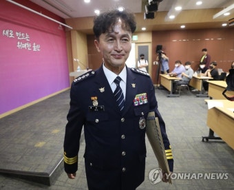 기자회견 마친 류삼영 총경