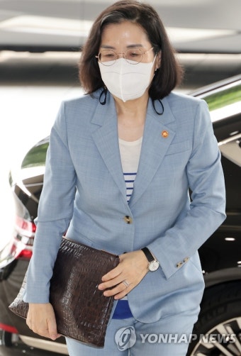 출근하는 김현숙 장관