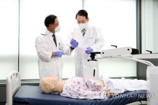 집속 초음파 장비 시연 참관하는 윤석열 대통령