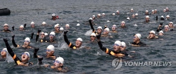 해사 생도 더위 잊고, 파도 극복