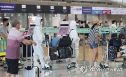 방호복 입고 출국