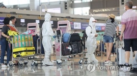방호복 입고 출국