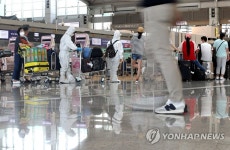 방호복 입고 출국