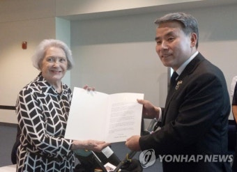 윤 대통령 조전 전달하는 이종섭 장관