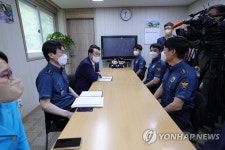 신촌지구대 경찰관들과 환담하는 윤석열 대통령