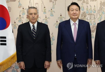 골드버그 주한 미국대사와 기념촬영하는 윤석열 대통령