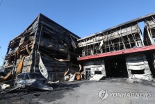 화재로 뼈대만 남은 인천 자동차 개조공장