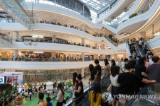 비 내리고 습한 날씨, 붐비는 대형 쇼핑몰