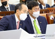 대화하는 추경호 경제부총리와 이창용 한국은행 총재