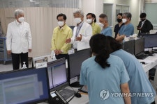 성남시의료원 중환자실 둘러보는 김동연