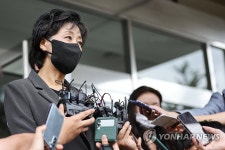 박순애 장관, 입학연령 하향 도어스테핑
