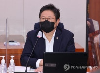 인사말하는 황희 의원