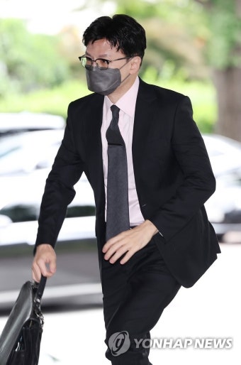 정부서울청사 들어서는 한동훈 법무장관
