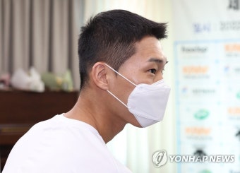 포상금 수여식 입장하는 '스마일 점퍼' 우상혁