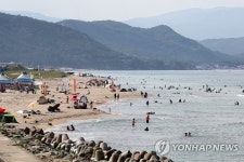 피서객 몰리는 포항 용한리 해변…자연발생유원지 관리 한계