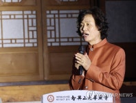 모기장 영화음악회 소개하는 조희창 음악평론가