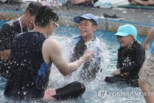 내 물을 받아라