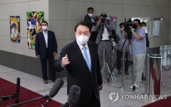 기자들과 약식 인터뷰하는 윤석열 대통령