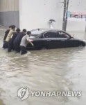 미추홀구 주안역 앞 도로서 침수된 차량 미는 시민들
