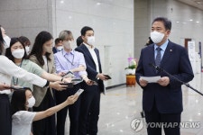 취재진 질문에 답하는 박진 장관