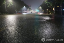 강처럼 변해버린 대치역 일대 도로