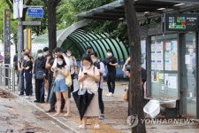 동작역 폐쇄로 붐비는 버스 정류장