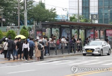 택시 타려는 시민들