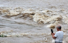 [중부 집중호우] 외길 끊겨 고립된 시골 마을…오늘 밤이 더 걱정
