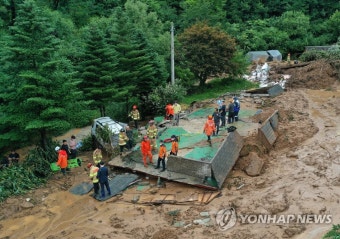 산사태가 덮친 주택…실종자 수색 중