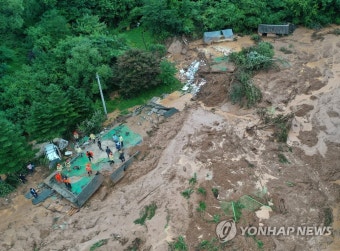 산사태가 덮친 주택…실종자 수색 중