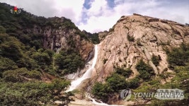 여름철 녹음이 짙푸른 금강산 구룡폭포