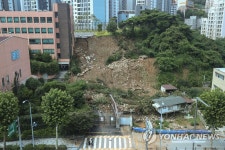 폭우로 산사태 난 고등학교