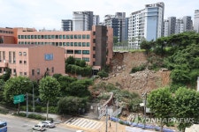 폭우로 산사태 난 고등학교