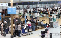 여행객들로 북적이는 공항 출국장