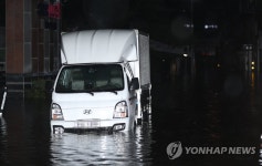 물에 잠긴 청주 아파트 앞 도로