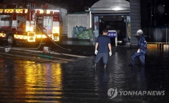 빗물 들어찬 청주 아파트 앞 도로