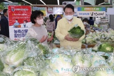 양재 하나로마트 둘러본 尹대통령 명절 장바구니 물가 잡아야(종합)