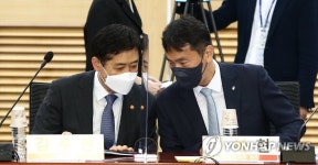 대화하는 김주현 금융위원장과 이복현 금융감독원 원장