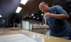 작업하는 홍종진 배첩장