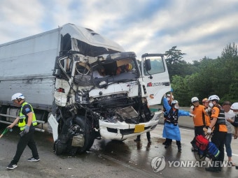 호남고속도로 화물차 추돌사고 현장