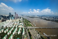 파란 하늘 아래 황톳빛 한강