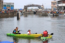 18도 용천수로 더위 날려요…제주 도두 오래물 축제 개막